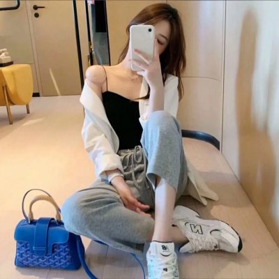 使用下方 20 个影片名，按顺序一一对应，不要改动片名文字，只根据片名和括号内类型提示来虚构全新的故事内容： 南家三姐妹 马里布救生营：波涛再起 该死的赫梅 红粉世家 大谎言家2 富商的情人 我可能不会爱你 滚蛋吧！肿瘤君 天生爱神 油炸绿番茄 穿越时光爱上你 胡巧英告状 拍栗得 悲伤电影 发现湾粤语 来自大海的女人 从同人小说到恋爱 电影审查员 要命的吸引力 功夫大电影